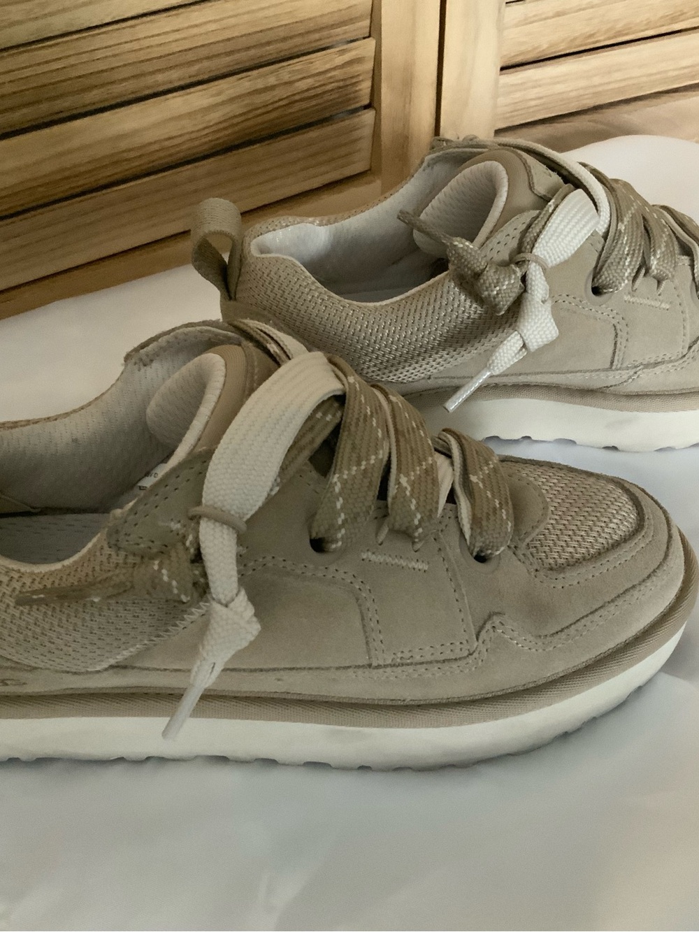 UGG Women's Beige/Taupe Casual Sneakers 7 US